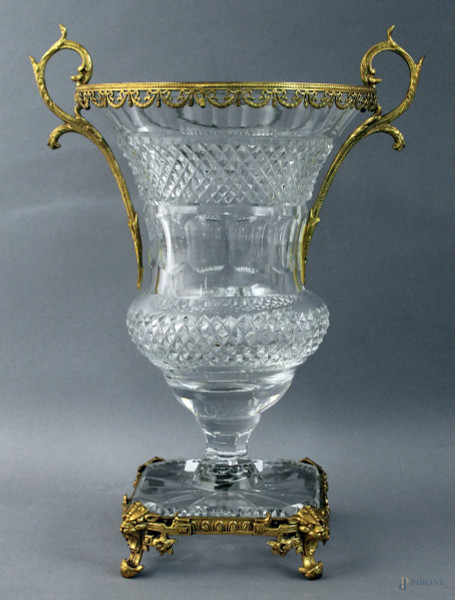 Vaso in cristallo molato e controtagliato con  finiture in bronzo dorato, altezza 37 cm.