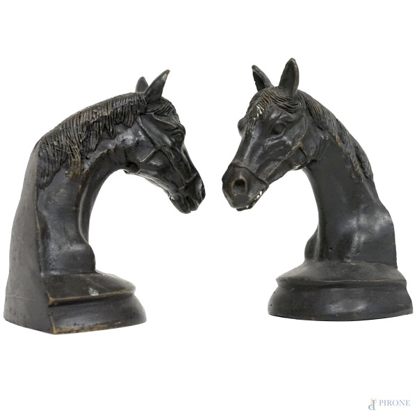 Coppia di fermalibri in resina a foggia di teste di cavallo, XX secolo, cm 15,5x8,5x7,5