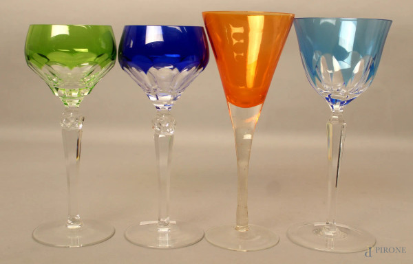 Lotto composto da quattro bicchieri da collezione in cristallo colorato, H massima 22 cm.