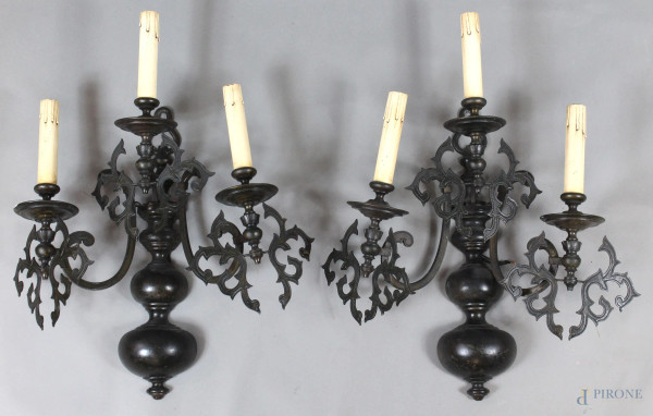 Coppia di appliques a tre luci in bronzo brunito, altezza cm. 63.