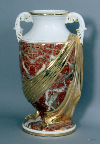 Vaso in porcellana con particolari dipinti e dorati, altezza 43 cm.
