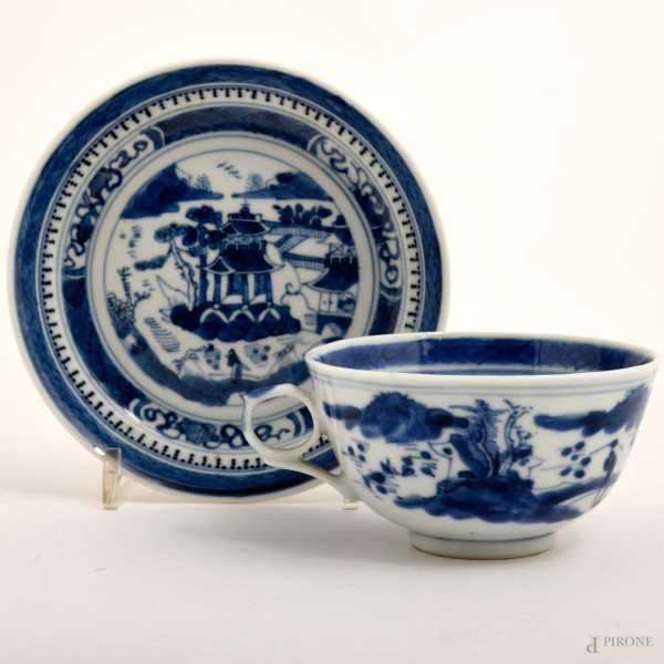 Tazzina (altezza cm 5,5) con  piattino (diametro cm 14)  in porcellana con decori nei toni del blu, Cina, XX secolo, (difetti)