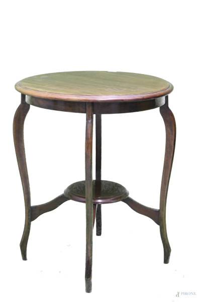 Tavolino di linea tonda centinata in mogano, poggiante su quattro gambe mosse, legate da crociata, XIX sec,h. 73x60 cm.