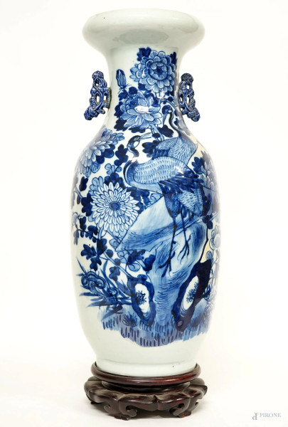 Vaso in porcellana bianca e blu, Cina, XX secolo, corpo a balaustro con decoro raffigurante volatili e fiori, due prese laterali, cm h 57,5, base in legno, (difetti)