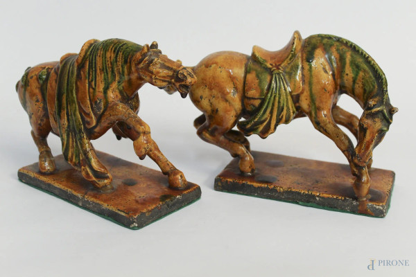 Coppia di cavalli in ceramica smaltata, Cina XX sec., H 15 cm (rotture).