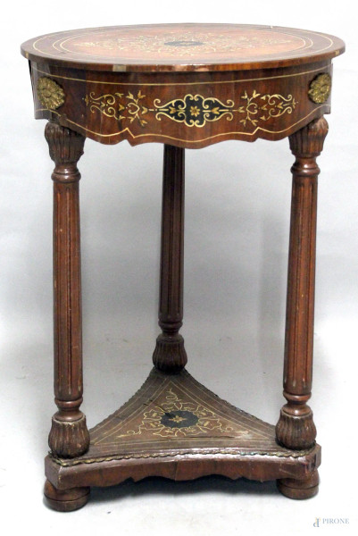 Tavolino d&#39;appoggio di linea tonda in noce dipinto a motivi geometrici poggiante su tre colonne legate da base, H 80 cm, diam. 53 cm.