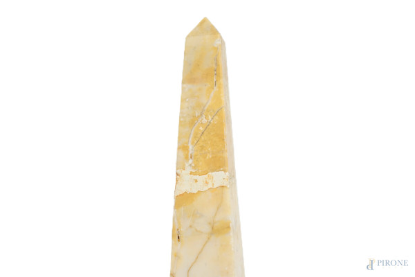 Obelisco in marmo giallo, XX secolo, altezza cm 62
