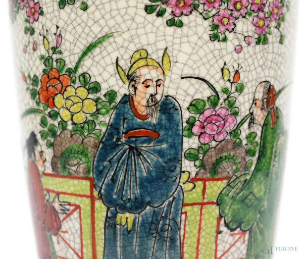 Vaso in maiolica smaltata a craquelé, decori policromi raffigurante personaggi di corte, arte ori...