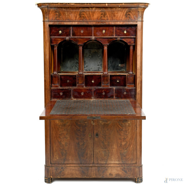 Secretaire impiallacciato in piuma di mogano con copertura apicale in marmo. XIX secolo, cm 167x1...