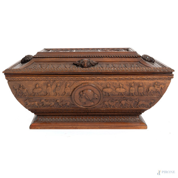 Baule a guisa d'urna in legno intagliato, XX secolo, cm 30x67x45, (segni di usura, scalfiture, rotture, mancanze, difetti)