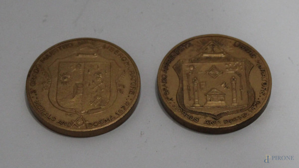 Lotto di due medaglie commemorative e massoniche in bronzo, diametro 4 cm.