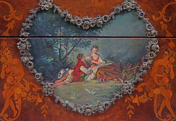 Comò francese intarsiato in varie essenze con piano in marmo rosa e fronte tripartito, inserti de...