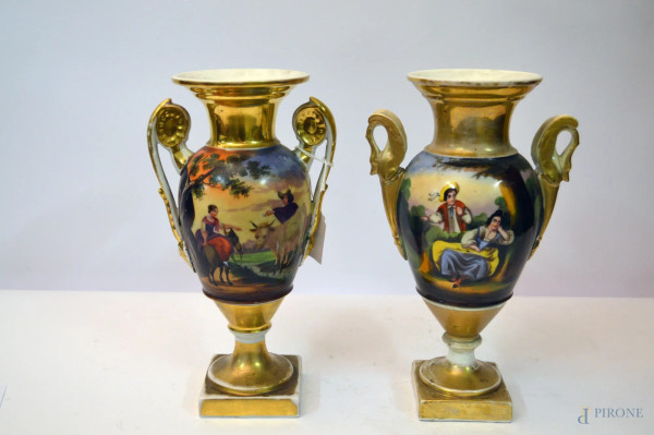Lotto di due vasi in porcellana policroma a decoro di paesaggi con finiture dorate, h. 25 cm, (difetti).