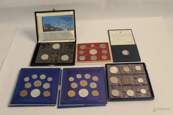 Lotto composto da sei custodie contenenti monete diverse, San Marino.