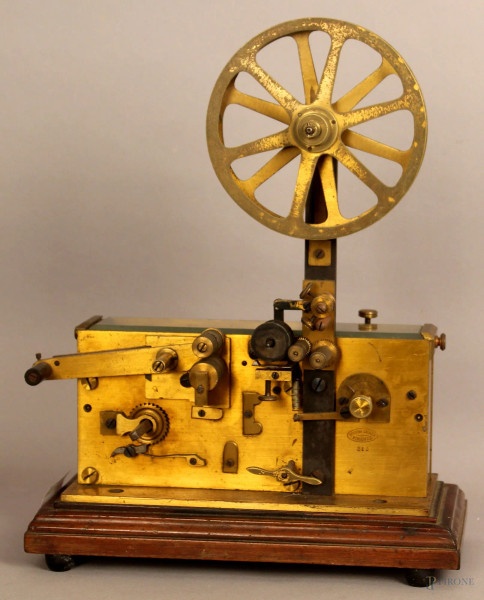 Telegrafo in ottone, poggiante su base in legno, altezza 37 cm, XIX secolo.