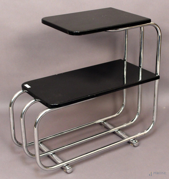 Tavolino in design in metallo cromato e legno ebanizzato, cm 60 x 61 x 28.