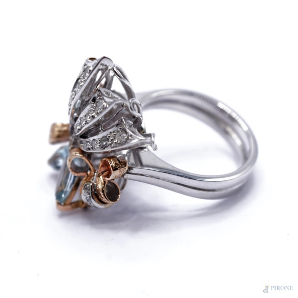 Anello in oro 18 kt, brillantini 0,45 ct e acquamarina 2,10 ct, misura n.15, peso gr. 10,6