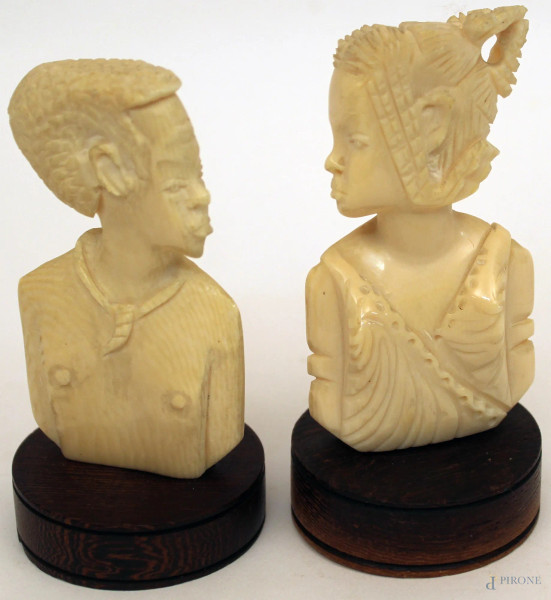 Coppia di antichi busti in avorio a soggetto di figure, arte africana , H  con base 11 cm.