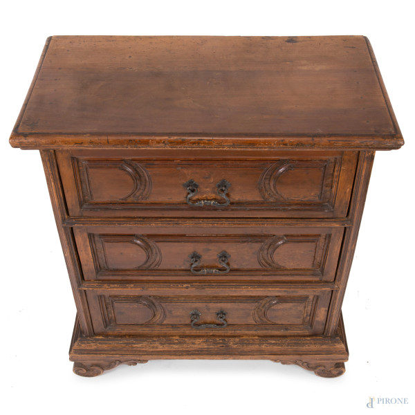 Comodino in noce a tre cassetti modanati al fronte e piedi a ricciolo, XIX secolo, cm 89x80x41, (...