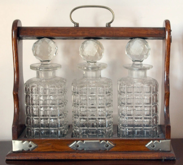 Porta bottiglie in legno completo di cinque bottiglie in cristallo, altezza 32 cm.