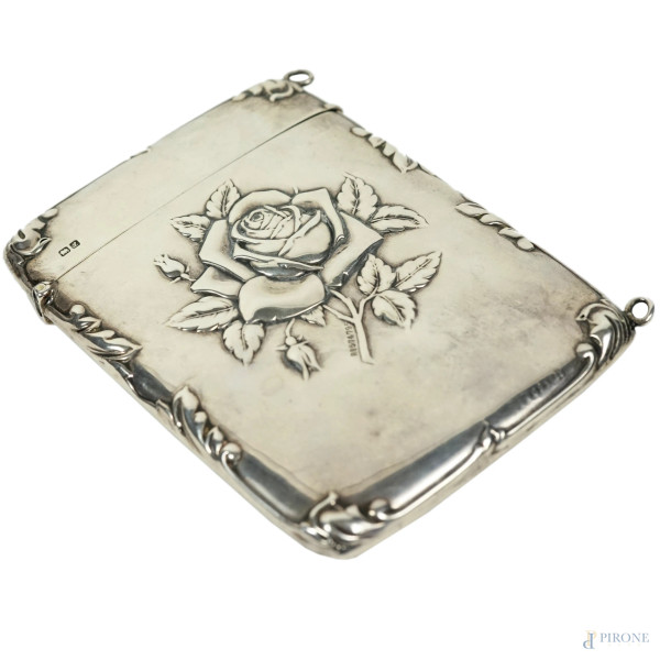 Portasigarette in argento, Inghilterra, Chester, E J Trevitt & Sons, prima metà del XX secolo, decorato da rosa sbalzata, cm 10x7,5x2,6, peso gr. 80, (difetti)