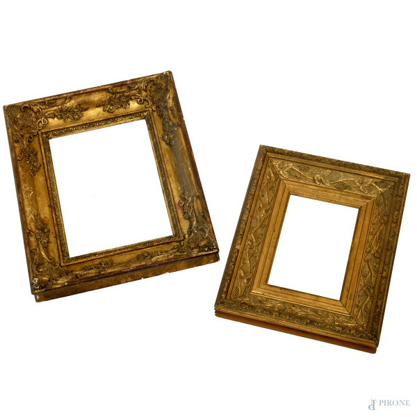Lotto di due cornici in legno dorato e intagliato con decori a volute vegetali e fogliate, inizi del XX secolo, (difetti):