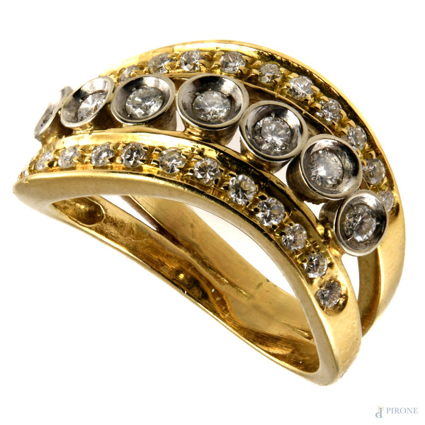 Anello in oro giallo 18 kt con sette brillantini, peso complessivo gr 6,9, misura 11