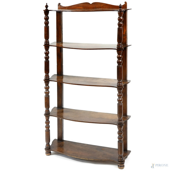 Etagere in legno tinto a noce a cinque ripiani con sostegni anteriori torniti, XX secolo, cm 123,5x64x23