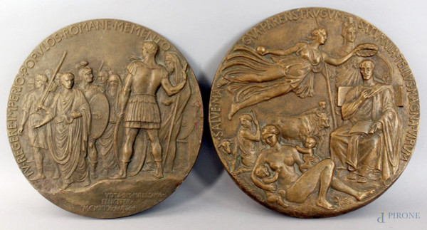 Giuseppe Romagnoli - Coppia tondi in bronzo a basso rilievo raffiguranti scene dell&#39; antica Roma, diametro 30,5 cm.
