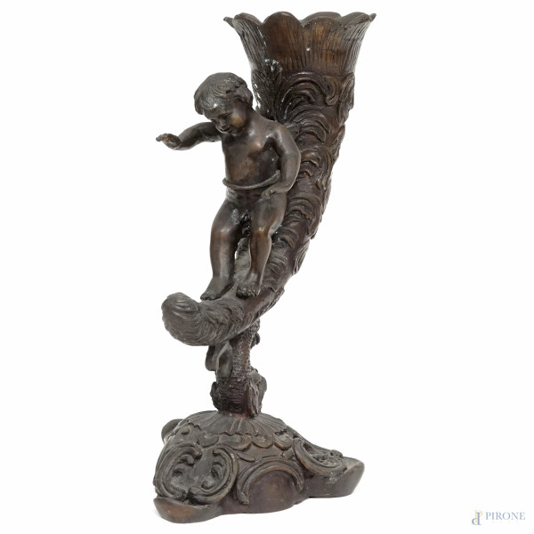 Cornamusa con putto, sec. XX, bronzo, alt. cm 33