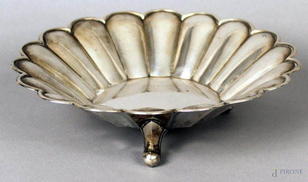 Alzata centrotavola di linea tonda centinata in argento, diametro 30 cm, gr. 450.