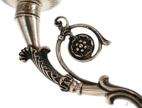 Lampada da tavolo a tre luci in argento, manifattura italiana, metà XX secolo, cm h 45, peso lord...
