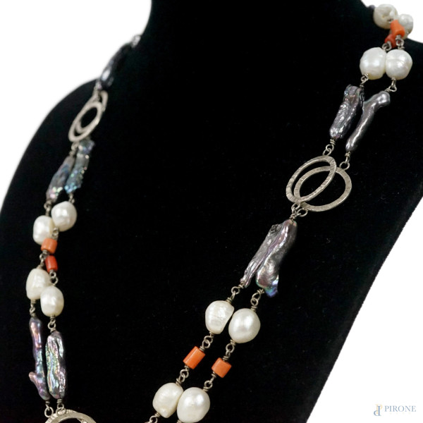 Collana lunga in argento con perle, corallo e madreperla