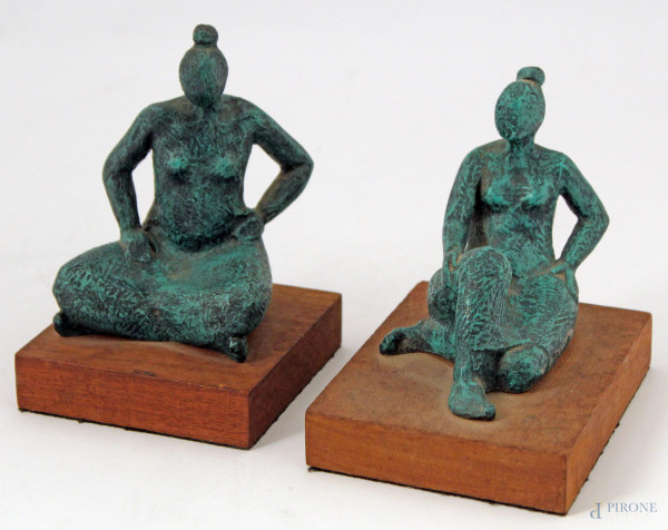 Lotto di due sculture raffiguranti figure in terracotta policroma, poggianti su basi in legno, h. 15 cm.