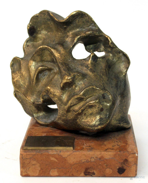 Volto, scultura in bronzo, poggiante su base in marmo, H 13 cm.