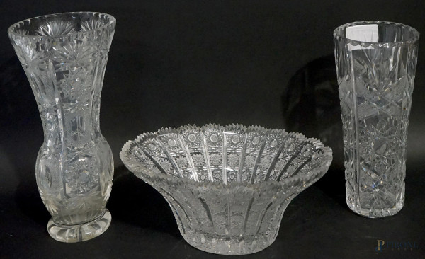 Lotto di due vasi ed un centrotavola in cristallo controtagliato, alt. max cm 28, (sbeccature).