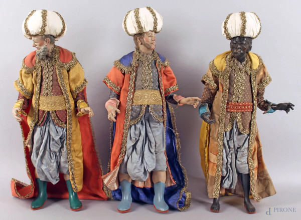 Lotto composto da tre Magi in terracotta con occhi in vetro, vestiti in tessuto filigranato, altezza 45 cm.