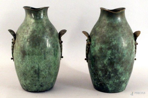 Coppia di vasi in bronzo con manici a foglie d&#39;acanto, altezza 24,5 cm, (marcati).