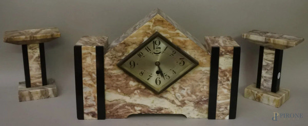 Trittico, composto da un orologio e due alzate in marmo chiaro con finiture scure periodo deco'