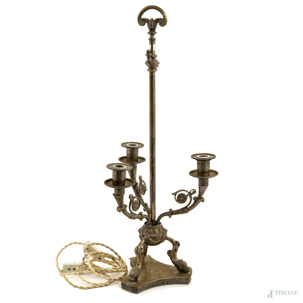 Candelabro montato a lampada da tavolo a tre luci in argento 800/000 finemente cesellato con piedini a foggia di delfini mitologici, altezza cm 49,5, peso lordo gr 1280, (da revisionare)