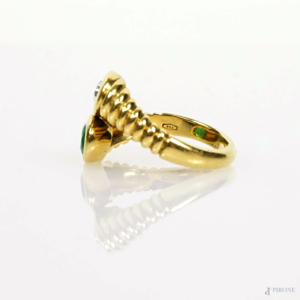 Anello in oro giallo 750, motivo contrariè incastonato con smeraldo 0,60 CT e diamante ovale 0,60...