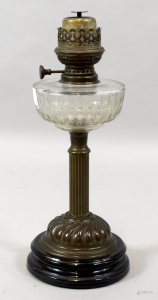Lampada a petrolio in vetro e metallo, base in ceramica, altezza cm.44, primi &#39;900.