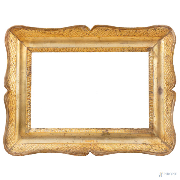 Cornice a guantiera in legno intagliato e dorato a mecca , XIX secolo, ingombro cm 42x56; luce cm 38,5x24,5, (segni di usura, scalfiture, difetti)