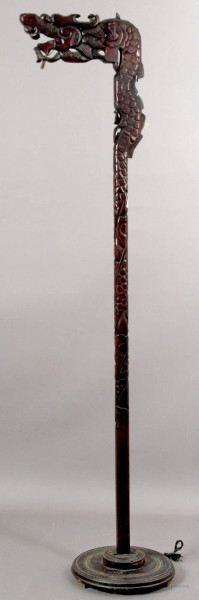 Porta lampada in ebano viola a soggetto di drago, Arte orientale, H 176 cm.