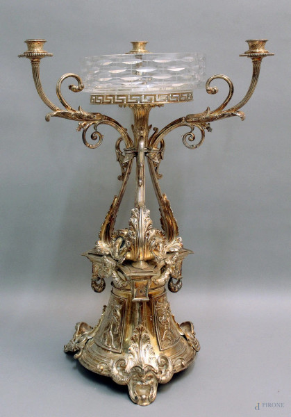 Alzata centrotavola con vasca in vetro a tre luci in sheffield sbalzato con medaglioni a scene di allegorie, H 70 cm.