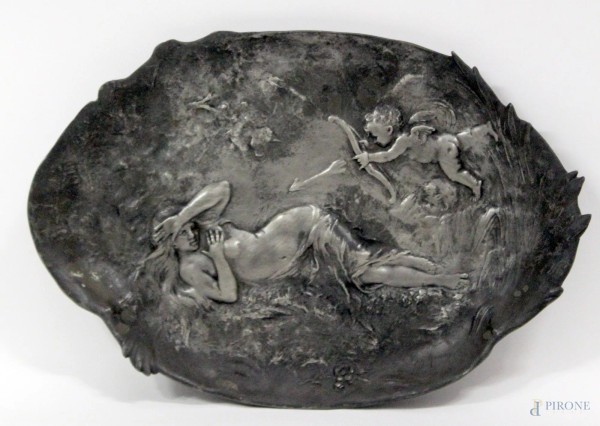 Vassoio di linea ovale in peltro con Venere e amorini a rilievo 45x30 cm, periodo liberty