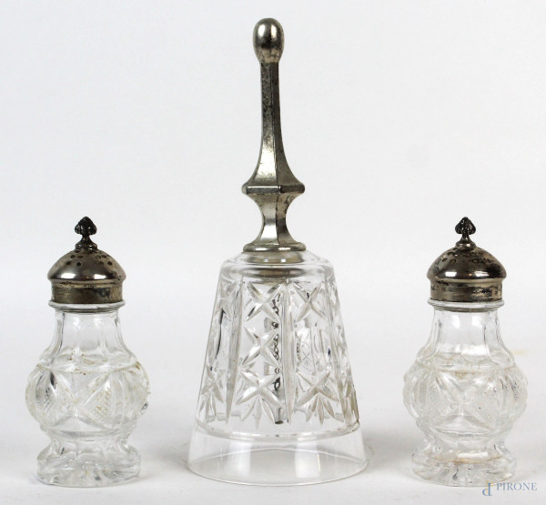 Lotto composto da un set sale e pepe in argento e vetro ed un campanello in cristallo controtagliato con presa in metallo argentato, altezza max cm. 16