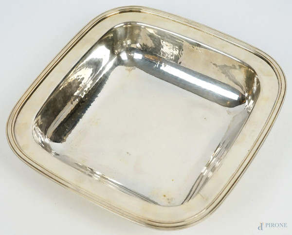Centrotavola in metallo argentato di linea quadrangolare, cm h 6x28,5x29, XX secolo.