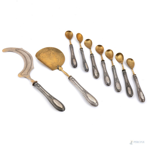Servizio da dolce composto da sette cucchiaini e due posate da portata con manico in argento 800/000, lunghezza massima cm 28, peso lordo complessivo gr 320