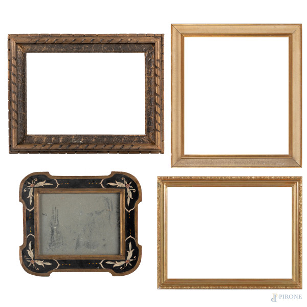 Lotto di quattro cornici in legno intagliato, dipinto e dorato, XX secolo, misure massime cm 73x48, luce cm 48x32, (segni di usura, difetti)